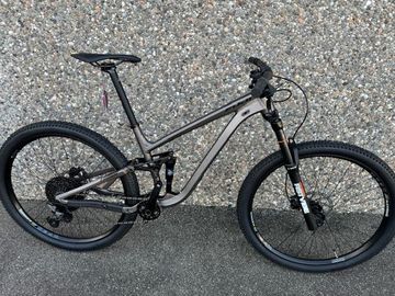 Gebrauchtes Fuji Rakan 29 1.5 2020 2020 Mountainbike, Hellgrau — Bild 1 von 10