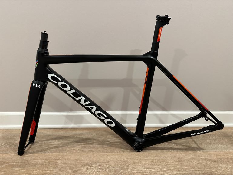 COLNAGO V2rカーボンフレーム ブラック Bespoke Cycling | Blog
