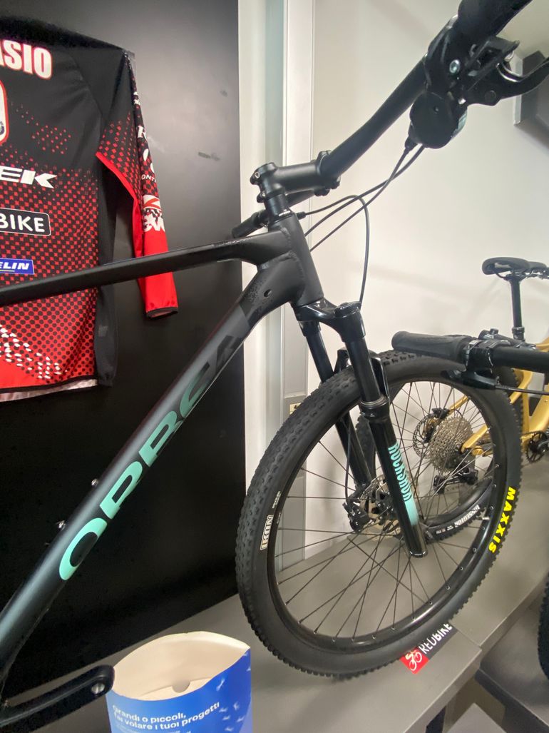 Orbea ALMA H30 2022 2022 Mountainbike usato, Nero — immagine 2 di 4