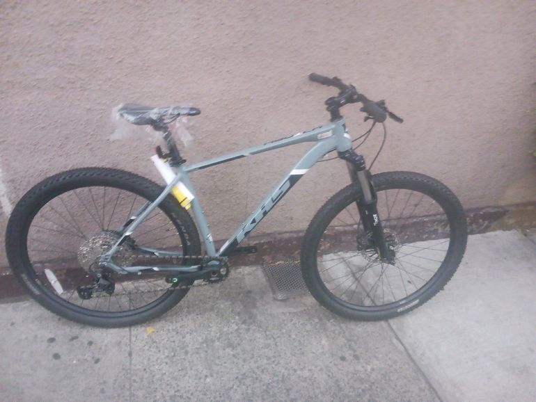 Used KHS AGUILA 2021 2021 Mountainbike, Light Gray, 27.5 — image 1 of 3