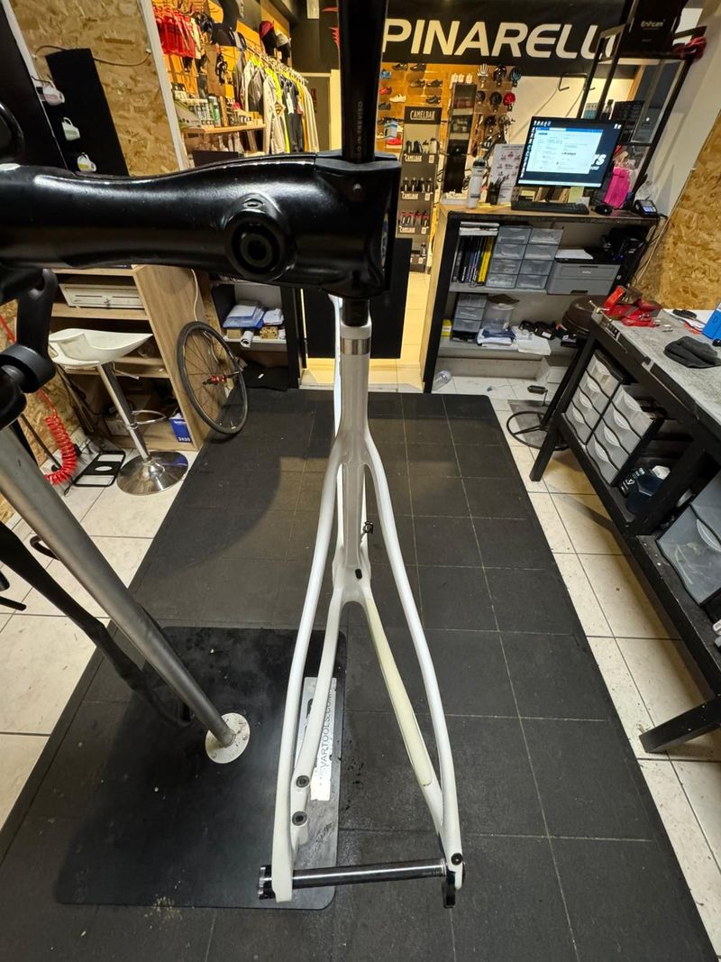 Used Pinarello X1 toray 600 Frameset 2024 Road & Gravel, White — image 2 of 3