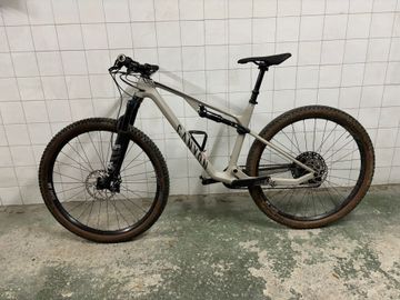 Tweedehands Canyon Lux Trail CF 6 2023 2023 Mountainbike — afbeelding 2 van 7