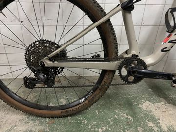 Tweedehands Canyon Lux Trail CF 6 2023 2023 Mountainbike — afbeelding 4 van 7