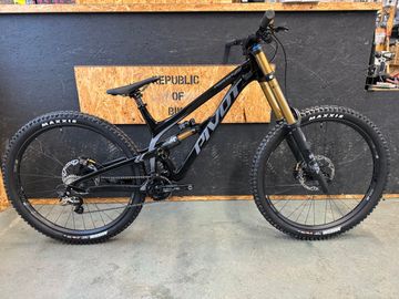 Käytetty Pivot PHOENIX 29 Pro Saint 2023 2023 Mountainbike — kuva 1 / 9