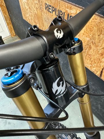 Käytetty Pivot PHOENIX 29 Pro Saint 2023 2023 Mountainbike — kuva 7 / 9