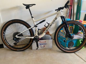 Used Specialized Epic Pro 2021 2021 Mountainbike, White, 29 — image 1 of 3