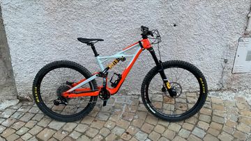 Specialized Enduro Pro Carbon 650b 2017 2017 Mountainbike usato, Nero — immagine 2 di 3