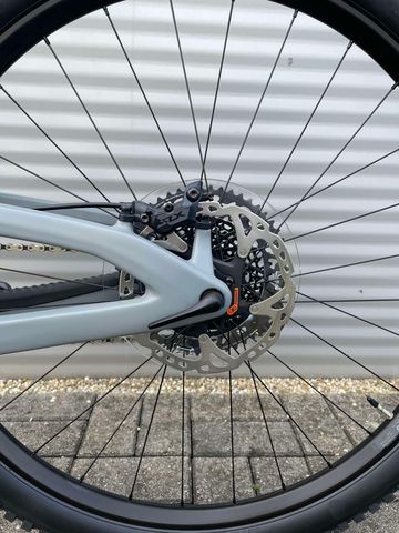 Bold Linkin 135 Pro 2023 2023 Mountainbike de segunda mano, Gris claro — imagen 8 de 14