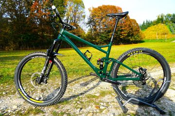 Used Banshee Spitfire 2023 Mountainbike, Green — image 1 of 14
