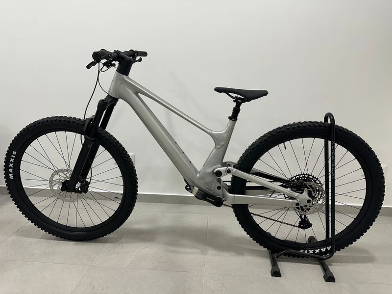 Used Scott Genius 940 2023 2023 Mountainbike, Light Gray, 29 — image 2 of 4