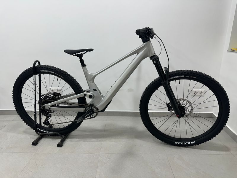 Used Scott Genius 940 2023 2023 Mountainbike, Light Gray, 29 — image 1 of 4