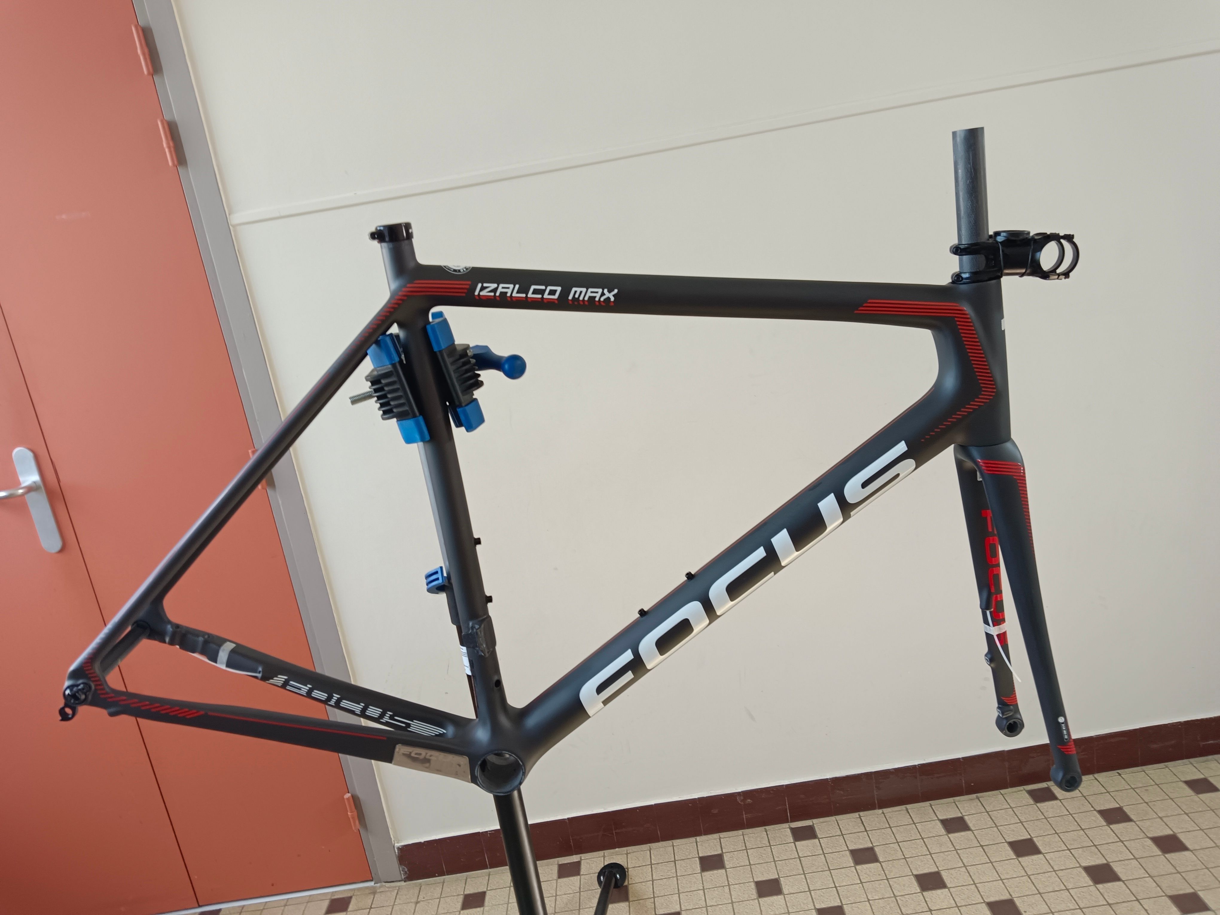 Focus IZALCO MAX Disc Ultegra Di2 used in L | buycycle