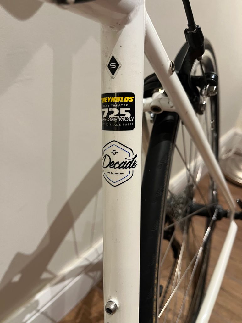 Used Genesis Equlibrium 2017 Road & Gravel, White — image 5 of 9