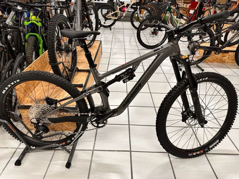 Used Merida ONE-SIXTY 700 2024 2024 Mountainbike, Black, 29, 27.5 — image 1 of 3