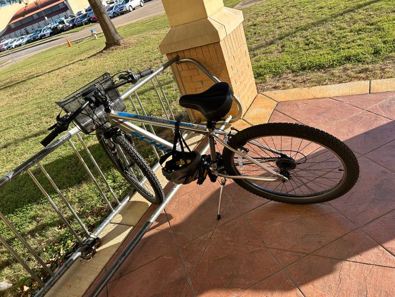 Used Schwinn High Timber 27.5 2024 Mountainbike, Light Gray — image 3 of 3