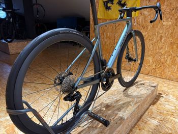 Used Scott Addict RC 30 2025 Road & Gravel, Light Gray — image 4 of 5