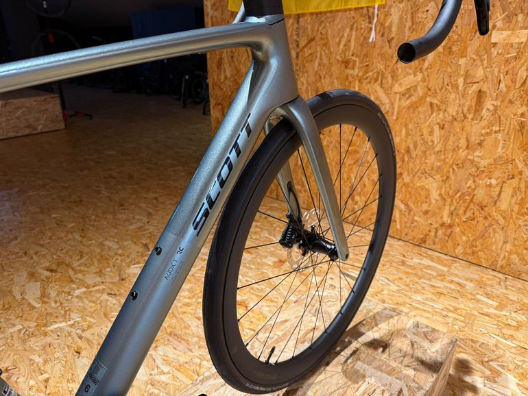 Used Scott Addict RC 30 2025 Road & Gravel, Light Gray — image 5 of 5