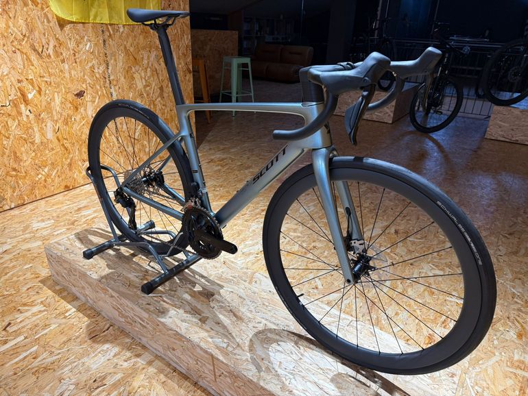 Used Scott Addict RC 30 2025 Road & Gravel, Light Gray — image 3 of 5
