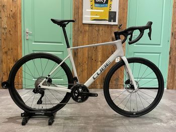 Used CUBE Attain C:62 SLX 2025 Road & Gravel, White — image 1 of 3