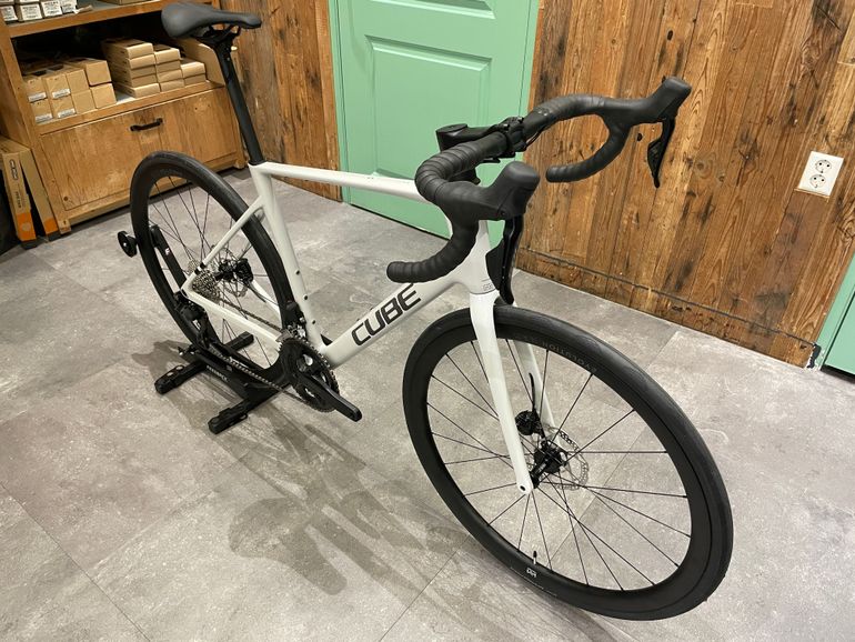 Used CUBE Attain C:62 SLX 2025 Road & Gravel, White — image 2 of 3