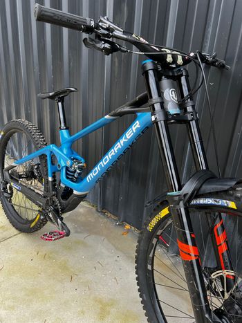 Mondraker SUMMUM CARBON R 2023 2023 Mountainbike usato, Blu — immagine 2 di 8