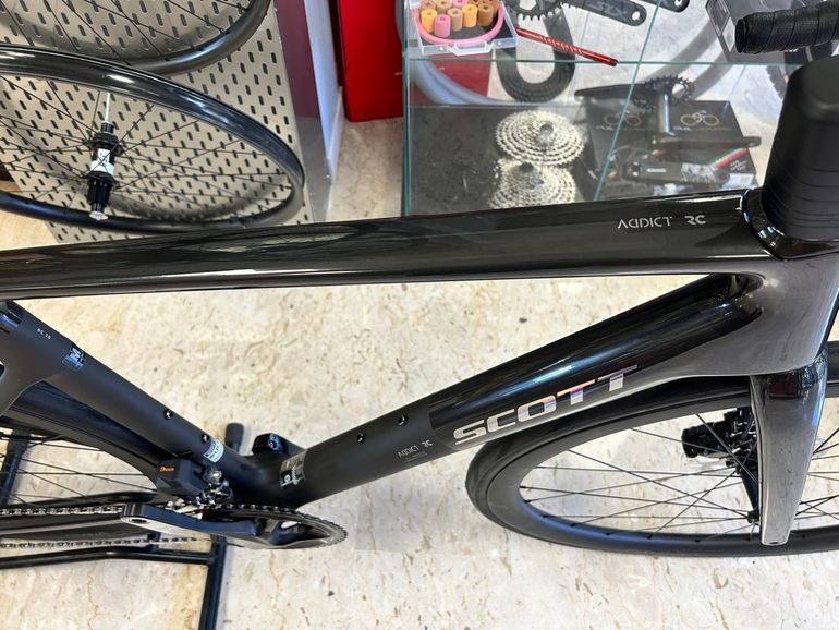 Käytetty Scott Addict RC 30 2025 Road & Gravel — kuva 5 / 9