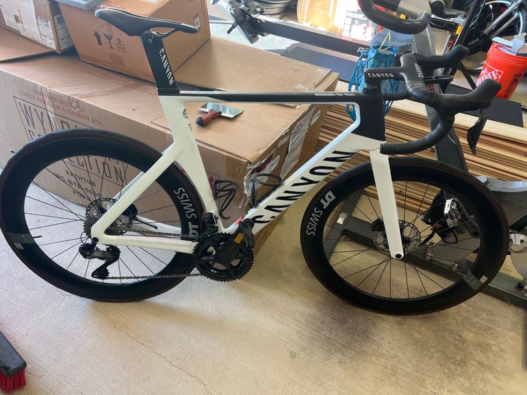 Used Canyon Aeroad CF SLX 8 Disc Di2 2022 2022 Road & Gravel — image 2 of 5