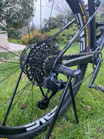 Used Trek Supercaliber 9.8 XT 2023 2023 Mountainbike, Black, 29 — image 7 of 8