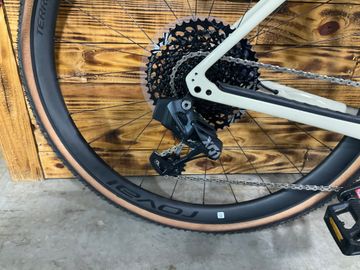 Used Specialized Diverge Pro Carbon 2023 2023 Road & Gravel, White — image 4 of 5