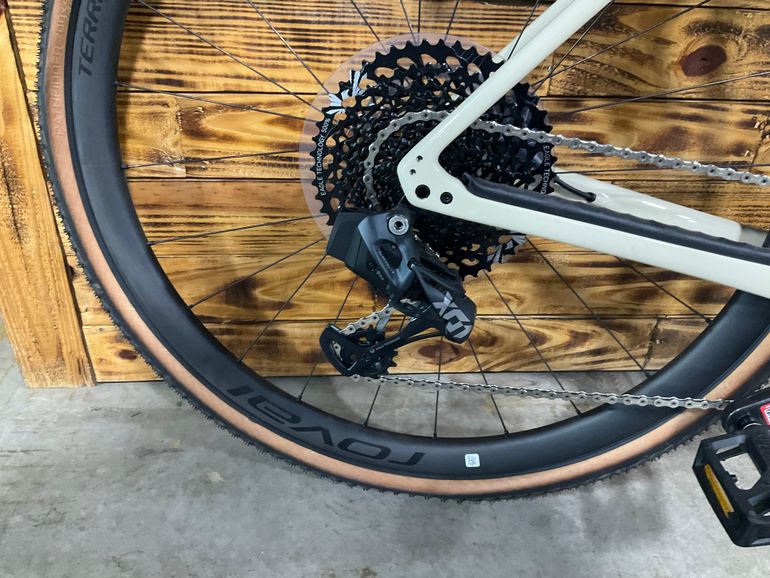 Used Specialized Diverge Pro Carbon 2023 2023 Road & Gravel, White — image 4 of 5