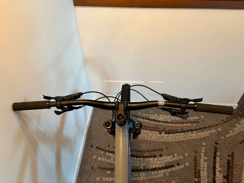 Used Specialized Enduro Comp 2022 2022 Mountainbike, Light Gray, 29 — image 4 of 8