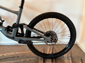 Used Specialized Enduro Comp 2022 2022 Mountainbike, Light Gray, 29 — image 6 of 8