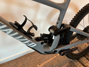 Used Specialized Enduro Comp 2022 2022 Mountainbike, Light Gray, 29 — image 8 of 8