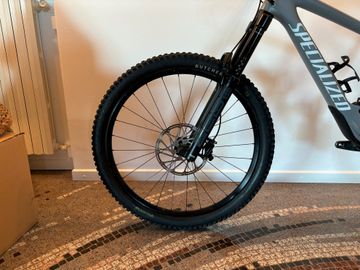 Used Specialized Enduro Comp 2022 2022 Mountainbike, Light Gray, 29 — image 7 of 8