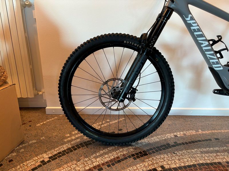 Used Specialized Enduro Comp 2022 2022 Mountainbike, Light Gray, 29 — image 7 of 8
