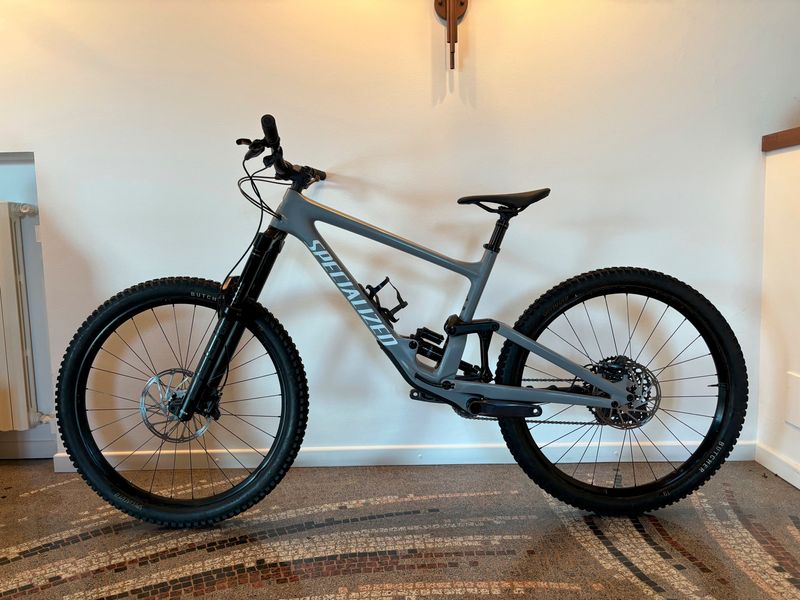 Used Specialized Enduro Comp 2022 2022 Mountainbike, Light Gray, 29 — image 2 of 8