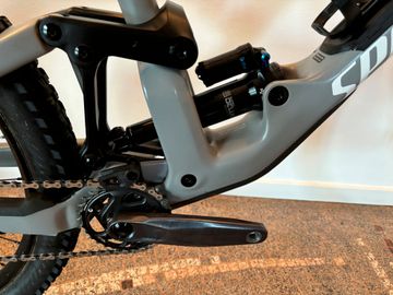 Used Specialized Enduro Comp 2022 2022 Mountainbike, Light Gray, 29 — image 5 of 8