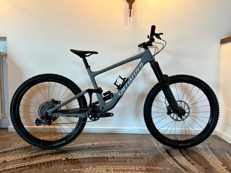 Used Specialized Enduro Comp 2022 2022 Mountainbike, Light Gray, 29 — image 1 of 8