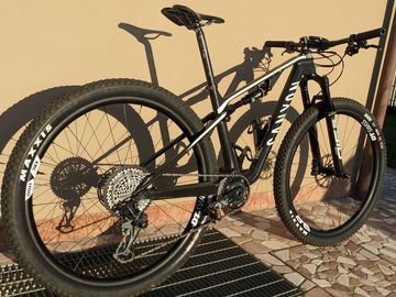 Used Canyon Lux CF 8 2021 2021 Mountainbike, Black, 29 — image 1 of 7