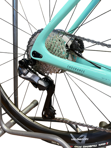 Bianchi Infinito Ultegra Di2 12v 2024 Road & Gravel usato, Blu — immagine 5 di 6