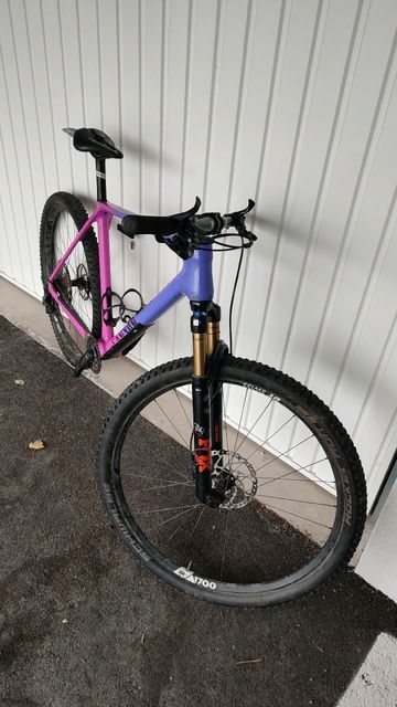 Used Canyon Exceed CF 6 2024 2024 Mountainbike, Purple, 29 — image 5 of 12