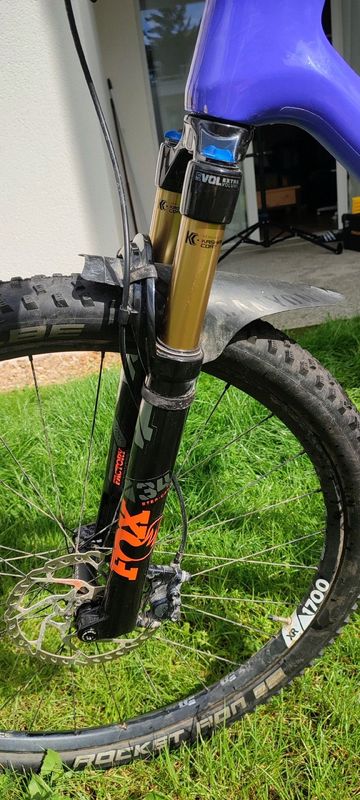 Used Canyon Exceed CF 6 2024 2024 Mountainbike, Purple, 29 — image 6 of 12