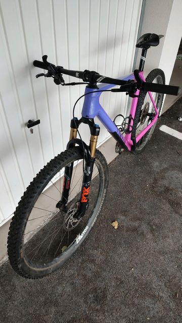 Used Canyon Exceed CF 6 2024 2024 Mountainbike, Purple, 29 — image 2 of 12