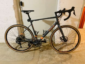Used Fuji Jari 2.5 2021 2021 Road & Gravel, Grigio chiaro — image 1 of 4