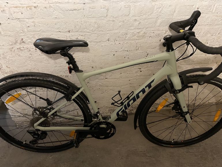 Used Giant Revolt 1 2022 Road & Gravel, Green — image 3 of 10