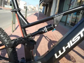 Brugt Whistle B-RUSH A5.1 10V BLK/ORG 44 CX6IP 2023 Mountainbike — billede 4 af 5