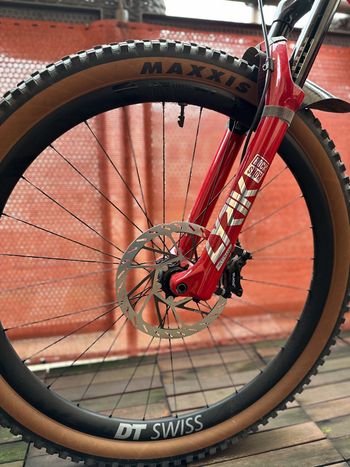 Used Specialized comp carbon 2022 Mountainbike, Red — image 8 of 11
