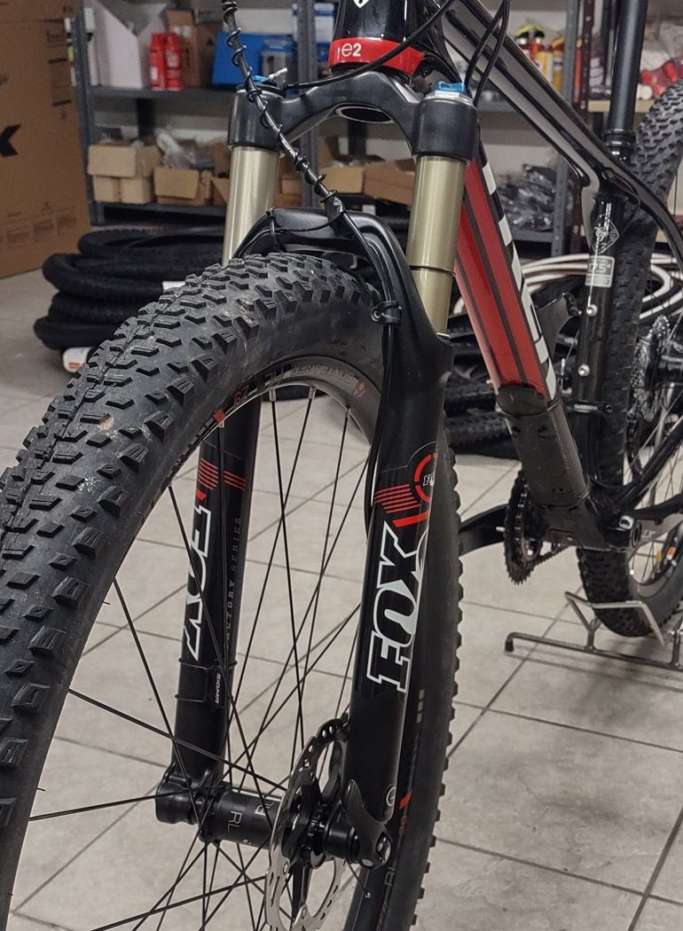 Used Trek Superfly 9.8 SL 2014 2014 Mountainbike, Black, 29 — image 2 of 3