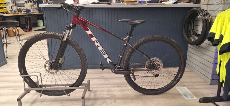 Used Trek Marlin 6 gen 3 2022 Mountainbike, Black — image 1 of 4