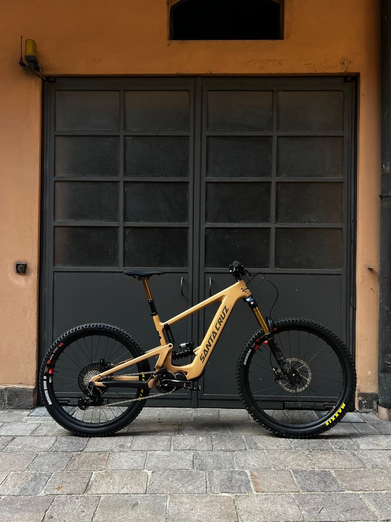 Used Santa Cruz Bullit 2024 Large Kashima e Rsv Carbon 2024 Mountainbike, Black — image 1 of 6